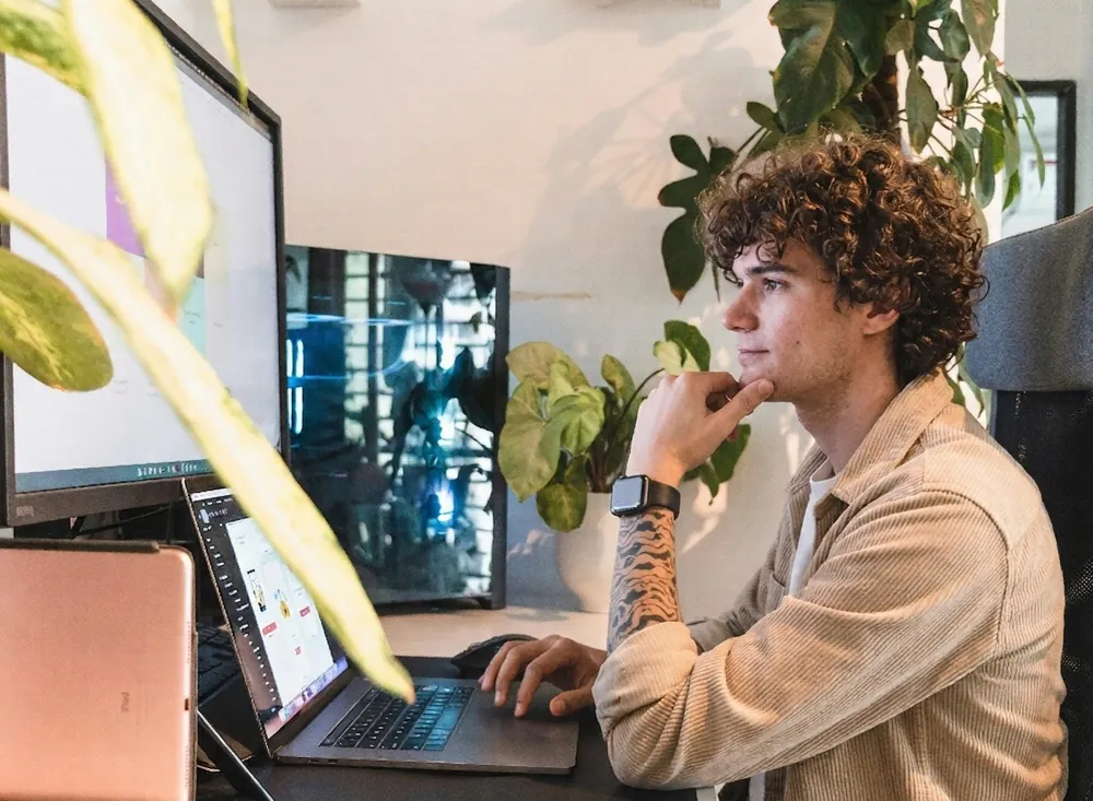Lilian, fondateur du studio Beau Pixel, au travail à son bureau